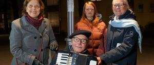 Jeden Montagabend singen Anwohner in der Bayerischen Straße in Berlin-Wilmersdorf