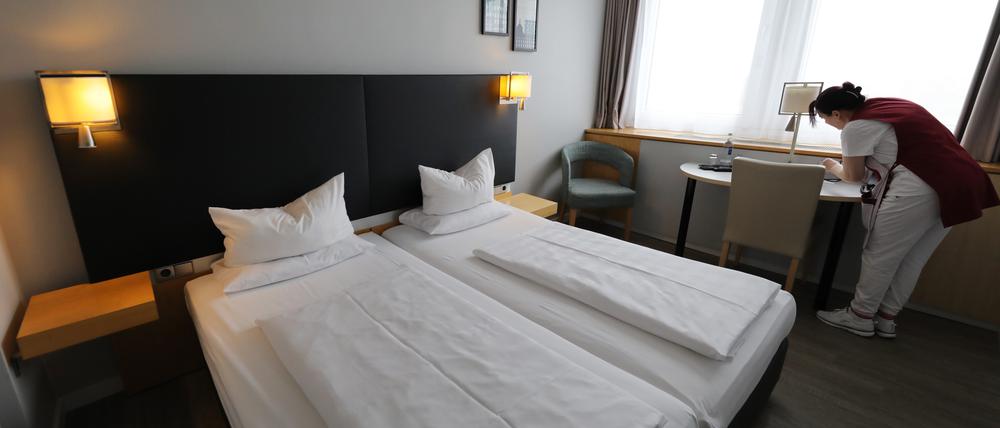 Ein Hotelzimmer in Potsdam. Die Stadt Potsdam plant die Erhöhung der Bettensteuer (Symbolbild).