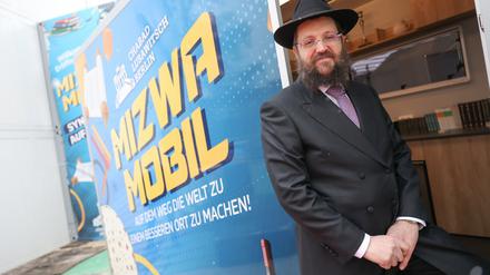Rabbiner Yehuda Teichtal von der Jüdischen Gemeinde Chabad Berlin nimmt an der Einweihung einer mobilen Synagoge «Mizwa Mobil» teil. 
