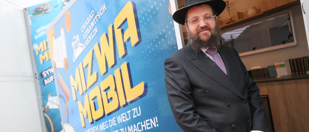 Rabbiner Yehuda Teichtal von der Jüdischen Gemeinde Chabad Berlin nimmt an der Einweihung einer mobilen Synagoge «Mizwa Mobil» teil.