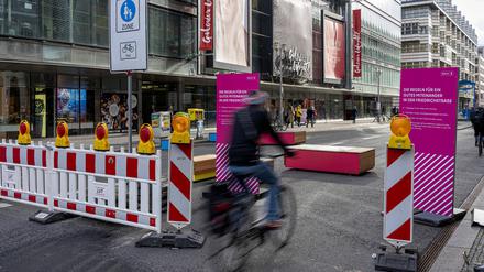 Fahrradstraße, umstrittenes Berliner Verkehrsprojekt in der Friedrichstraße.