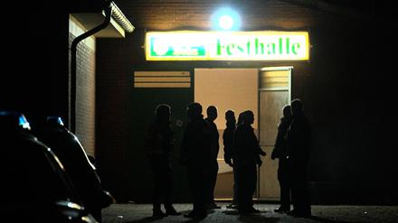 Polizei steht vor der Festhalle des Schützenhauses in Bramsche.