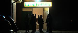 Polizei steht vor der Festhalle des Schützenhauses in Bramsche.