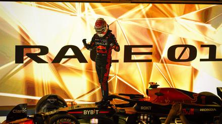 Ein gewohntes Bild: Max Verstappen lässt sich feiern.