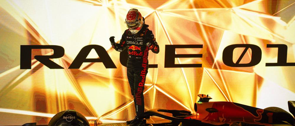 Ein gewohntes Bild: Max Verstappen lässt sich feiern.