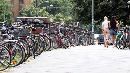 Auch für Fahrräder werden die Stellplätze knapp, hier am S-Bahnhof Prenzlauer Allee in Berlin. 