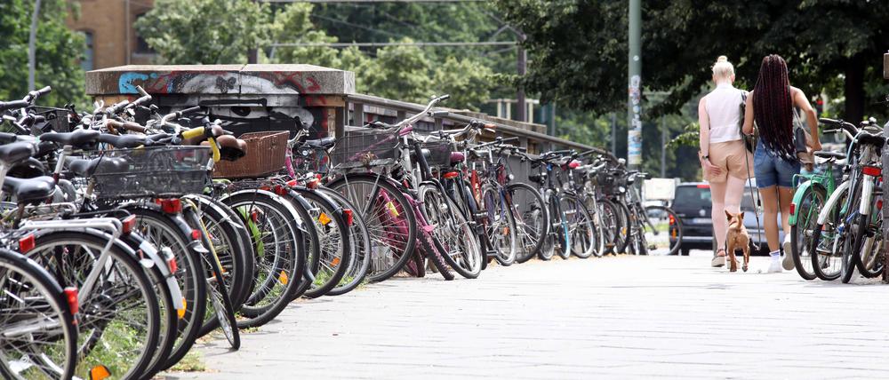 Auch für Fahrräder werden die Stellplätze knapp, hier am S-Bahnhof Prenzlauer Allee in Berlin.