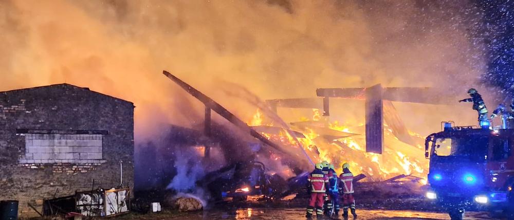 In Werneuchen (Brandenburg) ging eine Scheune in Flammen auf.