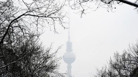 Leichter Schneefall und kalte Luft lassen am Freitag (26.11.2010) den Fernsehturm in Berlins Mitte nur skizziert erscheinen. Der Winter hat auch die Hauptstadt erreicht. Wintereinbruch in Berlin. Foto: Britta Pedersen dpa/lbn +++(c) dpa - Bildfunk+++