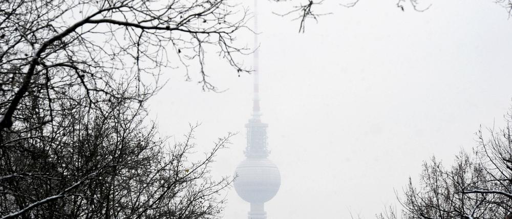 Leichter Schneefall und kalte Luft lassen am Freitag (26.11.2010) den Fernsehturm in Berlins Mitte nur skizziert erscheinen. Der Winter hat auch die Hauptstadt erreicht. Wintereinbruch in Berlin. Foto: Britta Pedersen dpa/lbn +++(c) dpa - Bildfunk+++