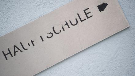 Ein lädiertes Schild der Grund- und Werkrealschule Plochingen mit der Aufschrift «Hauptschule». Jahr für Jahr beenden in Baden-Württemberg Tausende Jugendliche die Schule, ohne zumindest den Hauptschulabschluss zu bekommen.