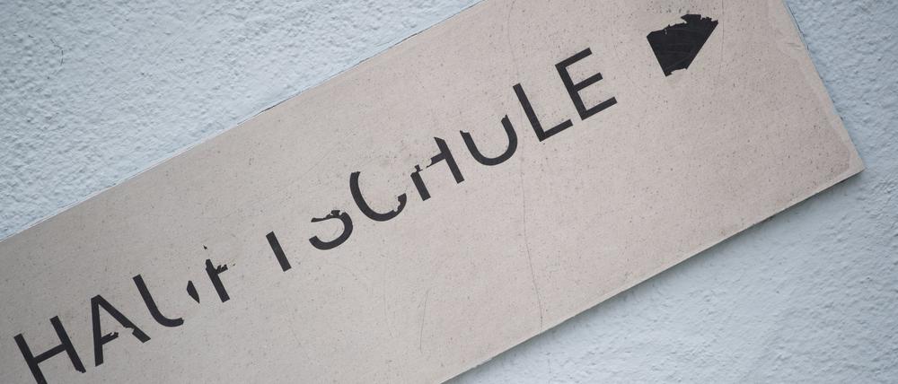 Ein lädiertes Schild der Grund- und Werkrealschule Plochingen mit der Aufschrift «Hauptschule». Jahr für Jahr beenden in Baden-Württemberg Tausende Jugendliche die Schule, ohne zumindest den Hauptschulabschluss zu bekommen.