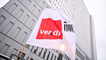 Eine Flagge von verdi weht beim Warnstreik vor dem Bettenhaus der Charite in Berlin-Mitte. Zum Streik aufgerufen sind Mitarbeiter von Vivantes, der Charité und dem Jüdischen Krankenhaus sowie der Berliner Stadtreinigung und der Wasserbetriebe. Verdi fordert 10,5 % Lohnerhöhung oder mindestens 500 Euro monatlich mehr für alle. 