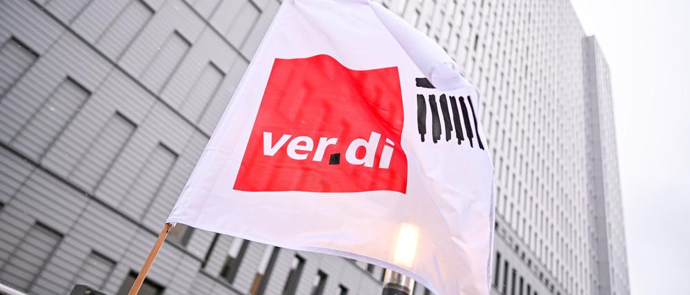 Eine Flagge von verdi weht beim Warnstreik vor dem Bettenhaus der Charite in Berlin-Mitte. Zum Streik aufgerufen sind Mitarbeiter von Vivantes, der Charité und dem Jüdischen Krankenhaus sowie der Berliner Stadtreinigung und der Wasserbetriebe. Verdi fordert 10,5 % Lohnerhöhung oder mindestens 500 Euro monatlich mehr für alle.