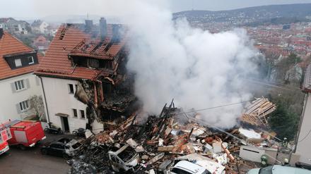 Nach einer Explosion in einem Wohnhaus in Stuttgart sind Teile des Gebäudes eingestürzt.