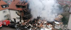 Nach einer Explosion in einem Wohnhaus in Stuttgart sind Teile des Gebäudes eingestürzt.