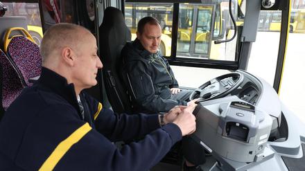 Ausbilder Tobias Kutta (links) erklärt dem Fahrschüler Maik Flemming in der BVG-Fahrschule auf dem BVG-Omnibusbetriebshof in der Müllerstraße die Funktionsweise eines Fahrschulbusses.