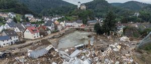 Meterhoch türmen sich 2021 wenige Tage nach der Flutkatastrophe Wohnwagen, Gastanks, Bäume und Schrott an einer Brücke über die Ahr in Altenahr-Kreuzberg. 