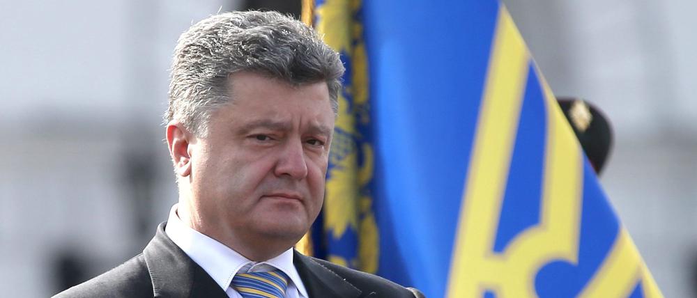 Der ukrainische Präsident Petro Poroschenko applaudiert am 24. August 2014 während der Feierlichkeiten zum ukrainischen Unabhängigkeitstag auf dem Unabhängigkeitsplatz in der Innenstadt von Kiew, Ukraine.