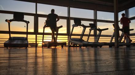 Sportler früh am Morgen im Fitnessstudio.