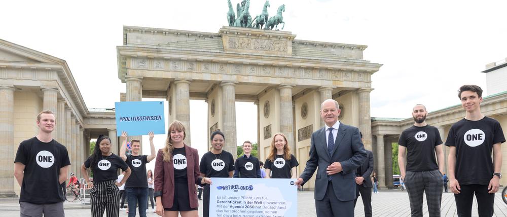 Armut beenden, Gerechtigkeit schaffen: Maxi Köhler präsentiert im Sommer 2022 die von Olaf Scholz unterzeichnete Selbstverpflichtung.