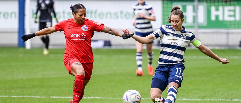 Amber Barrett (links) von Turbine Potsdam war ebenso wie ihre Mitspielerinnen oft einen Schritt zu spät in der Defensive.