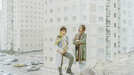 Anahita Contemporary, Hashem Shakeri: Porträt von Dorna und Sevda, beide 12 Jahre alt, die am Wochenende durch die neugebaute Stadt Parand spazieren, 2016, aus der Serie Cast Out Of Heaven, 2016 – Ongoing © Hashem Shakeri