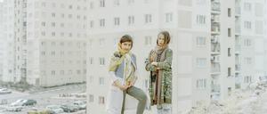 Anahita Contemporary, Hashem Shakeri: Porträt von Dorna und Sevda, beide 12 Jahre alt, die am Wochenende durch die neugebaute Stadt Parand spazieren, 2016, aus der Serie Cast Out Of Heaven, 2016 – Ongoing © Hashem Shakeri