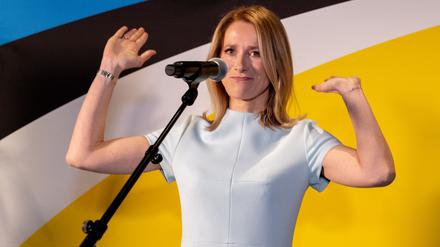 Premierministerin Kaja Kallas ist nach ihrem haushohen Wahlsieg in Feierlaune.