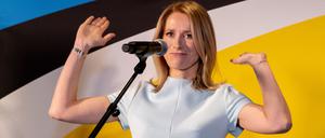 Premierministerin Kaja Kallas ist nach ihrem haushohen Wahlsieg in Feierlaune.