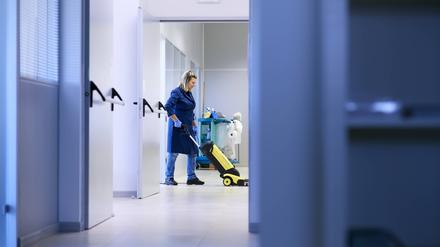 Viele geflüchtete Ukrainer arbeiten in Hilfsjobs, zum Beispiel als Reinigungskraft. 