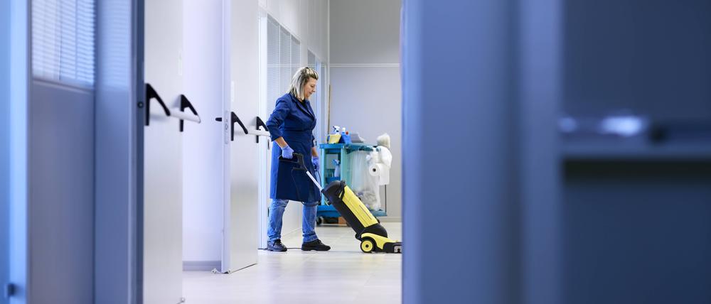 Viele geflüchtete Ukrainer arbeiten in Hilfsjobs, zum Beispiel als Reinigungskraft.