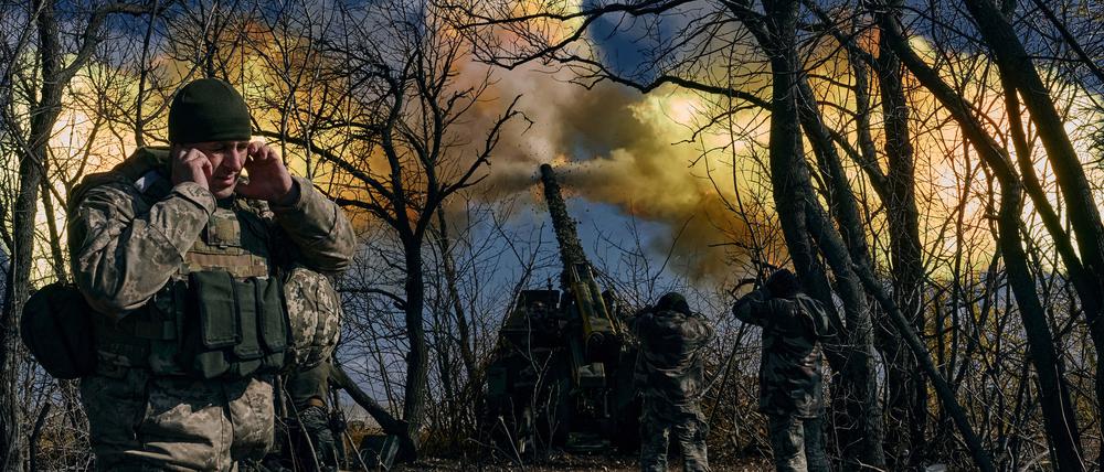 Ukrainische Soldaten feuern eine Panzerhaubitze auf russische Stellungen in der Nähe von Bachmut.