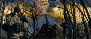 Ukrainische Soldaten feuern eine Panzerhaubitze auf russische Stellungen in der Nähe von Bachmut.