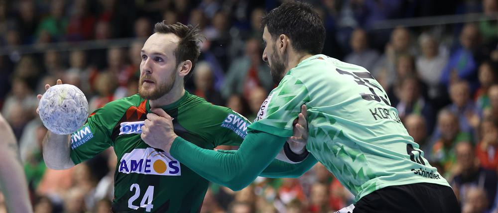 Enge Kiste. Der Magdeburger Christian O’Sullivan (l) und der Berliner Marko Kopljar beim letzten Spiel beider Teams im März diesen Jahres.