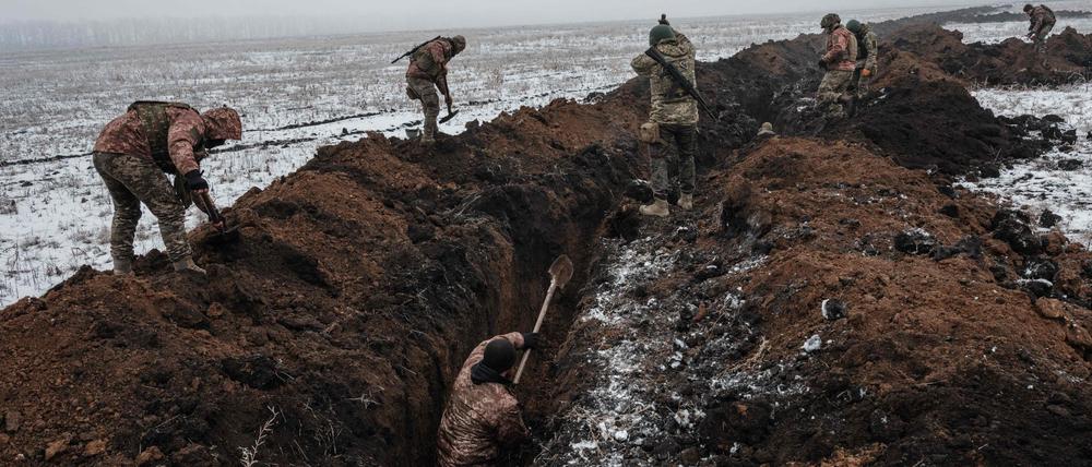 Ukrainische Soldaten ziehen einen Graben in der Nähe von Bachmut.