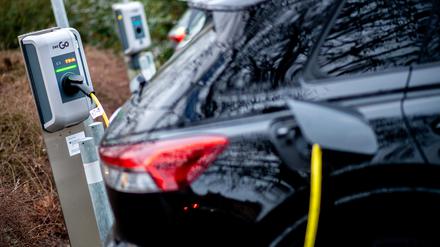 22.02.2023, Niedersachsen, Oldenburg: Ein Elektroauto von Audi wird an einer Ladestation von EWE Go auf einem Parkplatz am Pferdemarkt geladen. Foto: Hauke-Christian Dittrich/dpa +++ dpa-Bildfunk +++