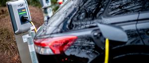 22.02.2023, Niedersachsen, Oldenburg: Ein Elektroauto von Audi wird an einer Ladestation von EWE Go auf einem Parkplatz am Pferdemarkt geladen. Foto: Hauke-Christian Dittrich/dpa +++ dpa-Bildfunk +++