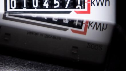 ARCHIV - 06.09.2022, Bremen: Ein Stromzähler zeigt in einem Mietshaus die verbrauchten Kilowattstunden an. Kurz vor dem Inkrafttreten der Strom- und Gaspreisbremsen im März warnen die Verbraucherzentralen vor überhöhten Abschlägen. (zu dpa "Verbraucherzentrale warnt vor überhöhten Strom- und Gasabschlägen") Foto: Sina Schuldt/dpa +++ dpa-Bildfunk +++