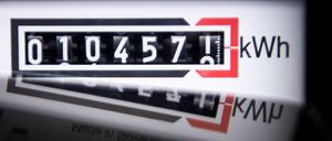 ARCHIV - 06.09.2022, Bremen: Ein Stromzähler zeigt in einem Mietshaus die verbrauchten Kilowattstunden an. Kurz vor dem Inkrafttreten der Strom- und Gaspreisbremsen im März warnen die Verbraucherzentralen vor überhöhten Abschlägen. (zu dpa "Verbraucherzentrale warnt vor überhöhten Strom- und Gasabschlägen") Foto: Sina Schuldt/dpa +++ dpa-Bildfunk +++