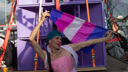 Mother Martha Nubia Sanchez mit einer trans Flagge bei einer Parade in Bogota.