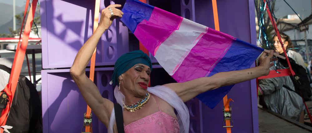 Mother Martha Nubia Sanchez mit einer trans Flagge bei einer Parade in Bogota.