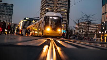 Straßenbahn fährt am Alexanderplatz. (Symbolfoto)