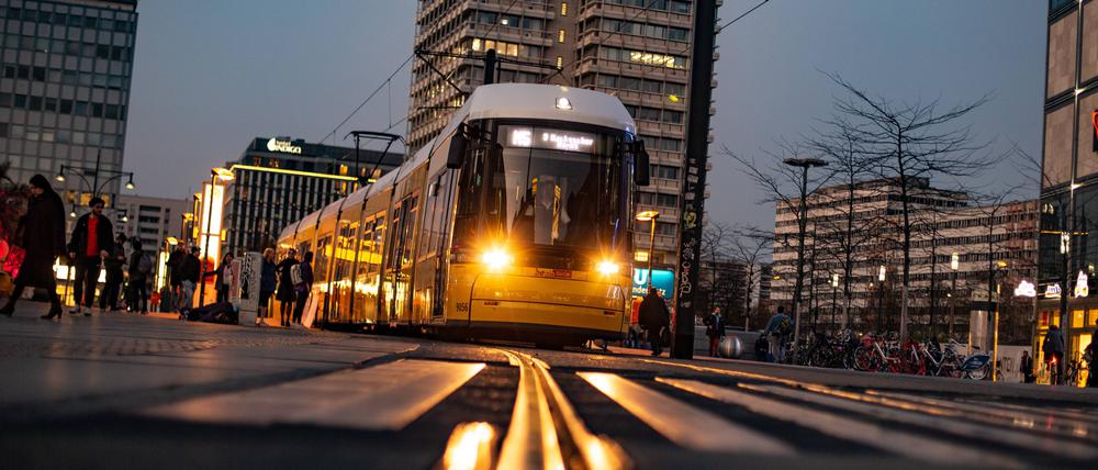 Straßenbahn fährt am Alexanderplatz. (Symbolfoto)