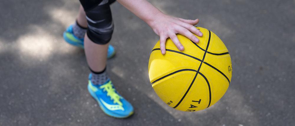 Kinder spielen gern und rennen herum. Machen sich dabei die Gelenke bemerkbar, sollten Eltern aufmerksam werden - besonders, wenn ihr Kind an Zöliakie leidet.