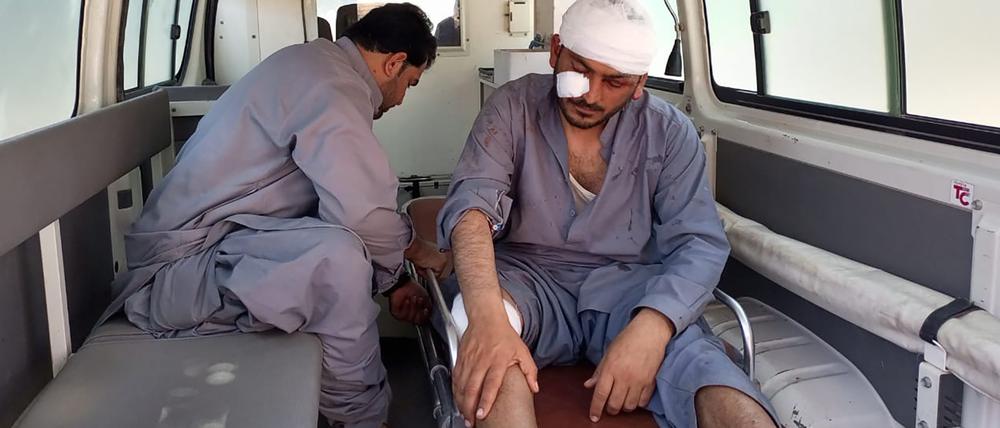Ein verletzter Mann trifft nach einer Explosion mit Toten und Verletzten in der pakistanischen Provinz Belutschistan in einem Fahrzeug an einem Krankenhaus ein.