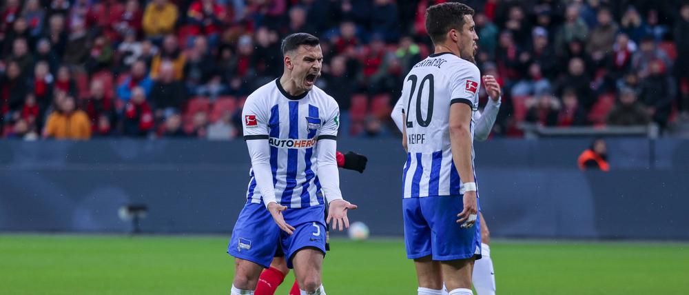 Nicht auszuhalten. Die Abwehr um Filip Uremovic (links) und Marc Kempf leistete sich in Leverkusen einige Aussetzer zu viel.