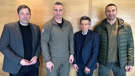 SPD-Parteichef Lars Klingbeil (l) und SPD-Bundestags-Fraktionschef Rolf Mützenich (3.v.l) stehen mit Kiews Bürgermeister Vitali Klitschko (2.v.l.) und dessen Bruder Wladimir Klitschko zusammen.