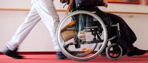 Wer in der Pflege arbeiten will, sollte körperlich und psychisch belastbar sein.