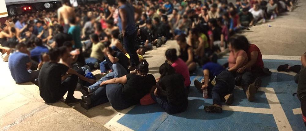 Migranten stehen am 5. März 2023 im östlichen Bundesstaat Veracruz vor einem verlassenen Lkw-Anhänger.